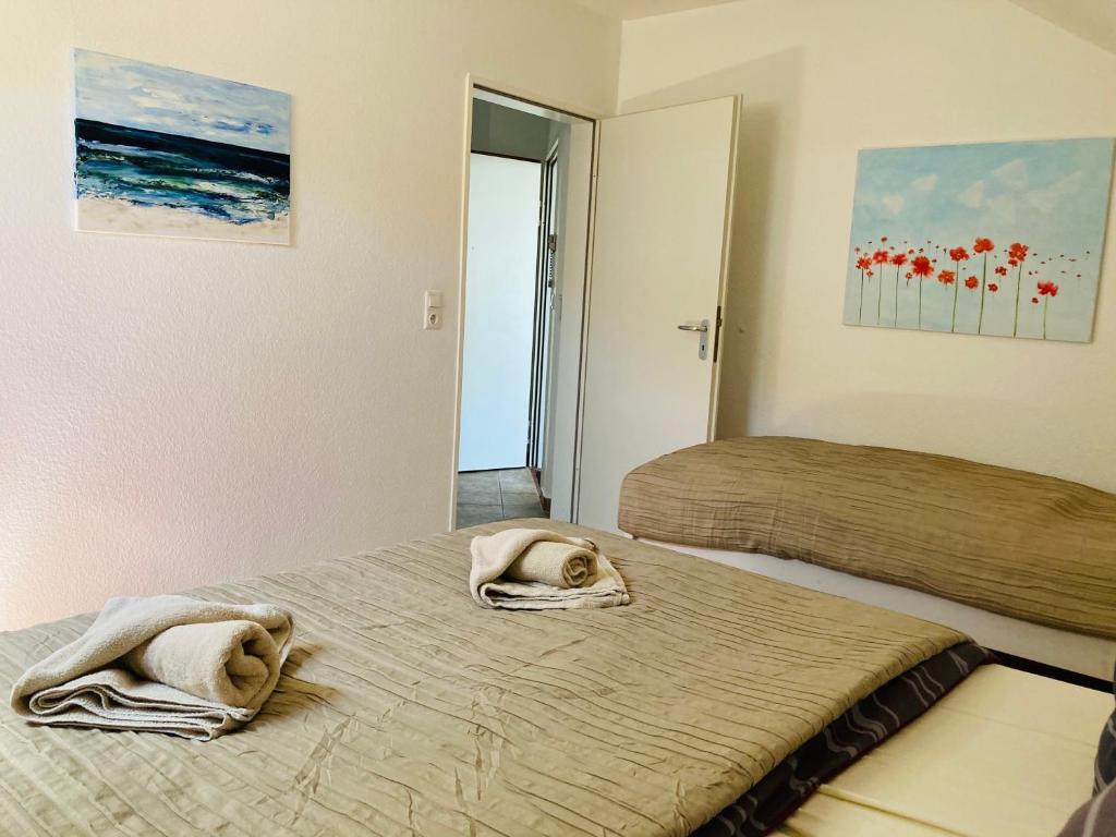 Postel nebo postele na pokoji v ubytování FEWO VI Villa Nicole Hafenstraße 37
