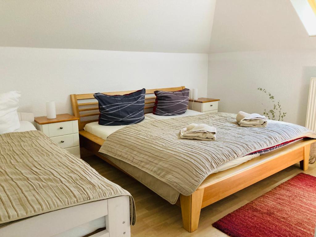 Postel nebo postele na pokoji v ubytování FEWO VI Villa Nicole Hafenstraße 37