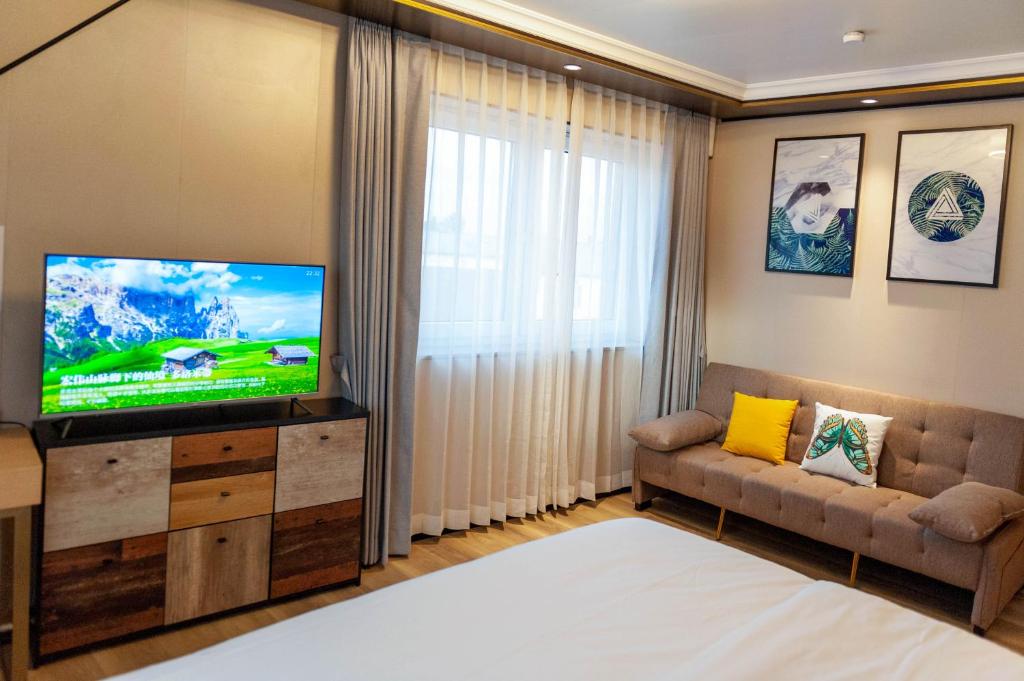 TV a/nebo společenská místnost v ubytování Mr.Liao Hotel
