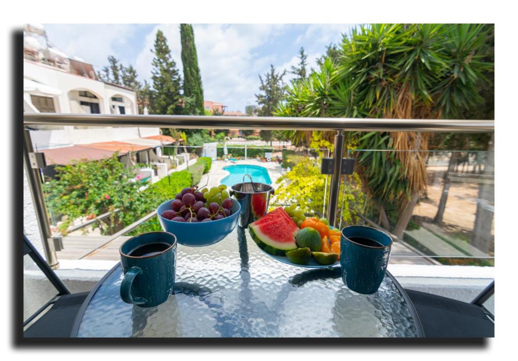 une table avec un bol de fruits sur un balcon dans l'établissement Cyprusmylove, à Paphos