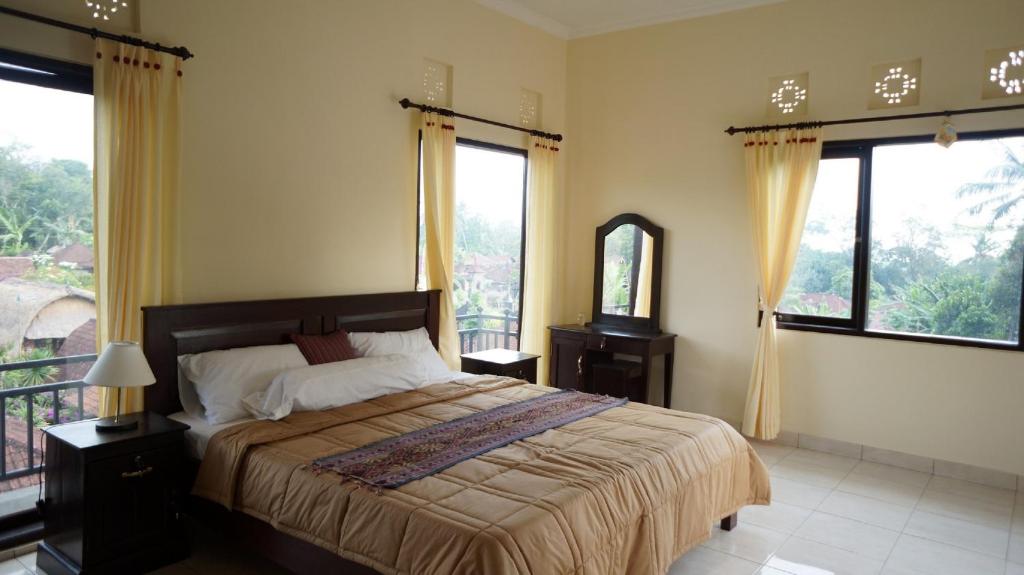 Postel nebo postele na pokoji v ubytování Wijaya Guest House Ubud