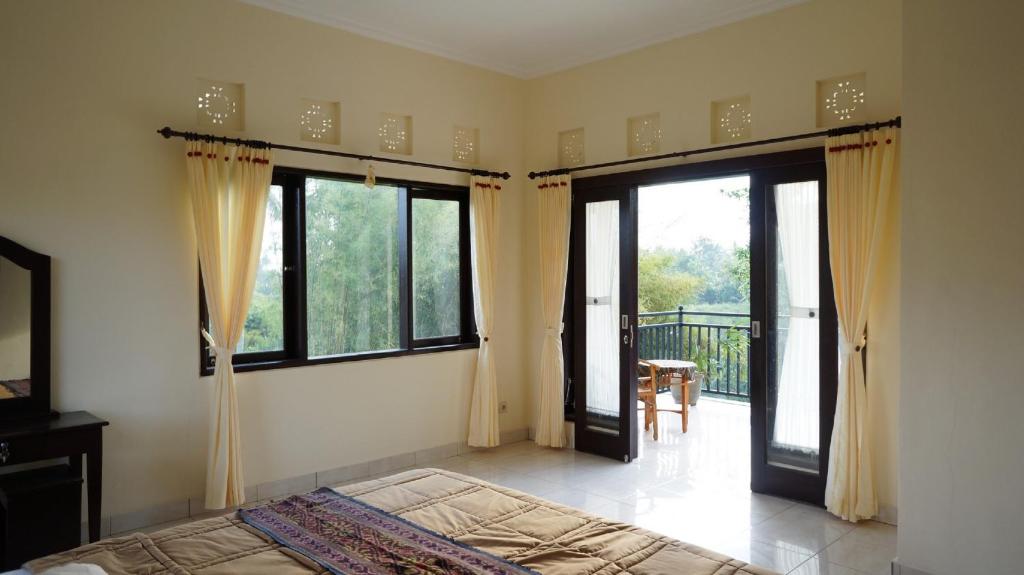 Postel nebo postele na pokoji v ubytování Wijaya Guest House Ubud