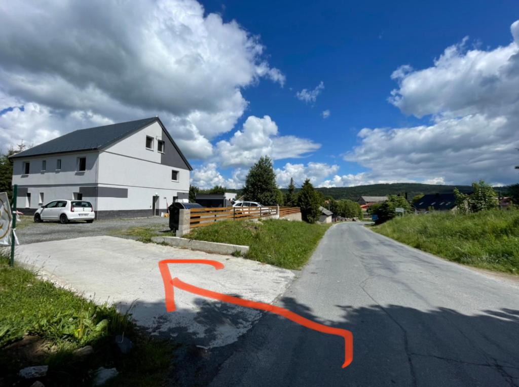 un camino con una casa y una flecha roja en ella en Apartment Choki en Hošťka