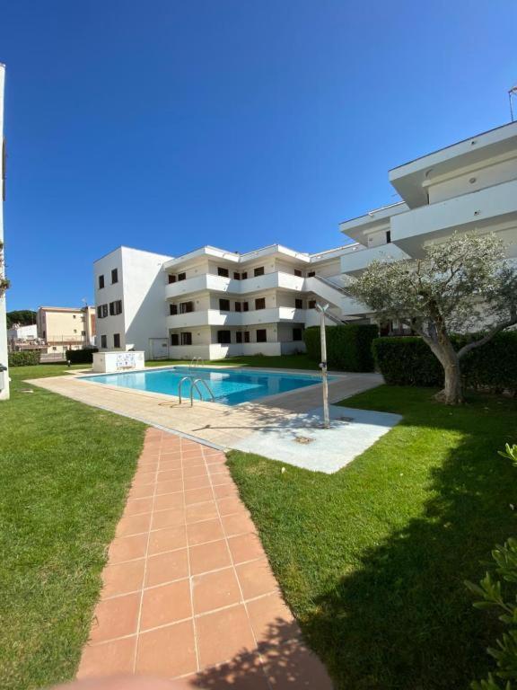 Bazén v ubytovaní Apartamento Cala Montgo alebo v jeho blízkosti