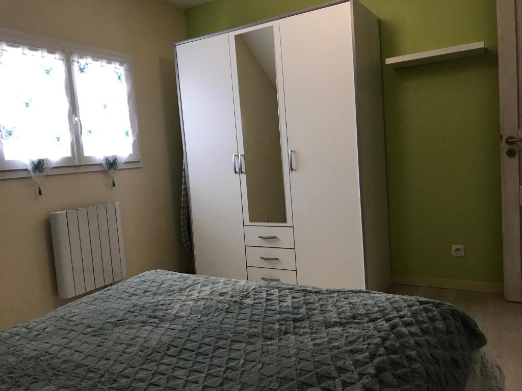 Łóżko lub łóżka w pokoju w obiekcie Le Grand Sapin. Maison au calme proche commerces