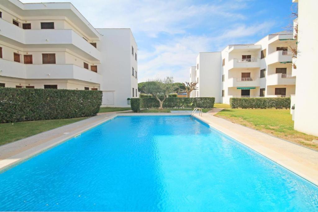 Bazén v ubytovaní Apartamento Cala Montgo alebo v jeho blízkosti