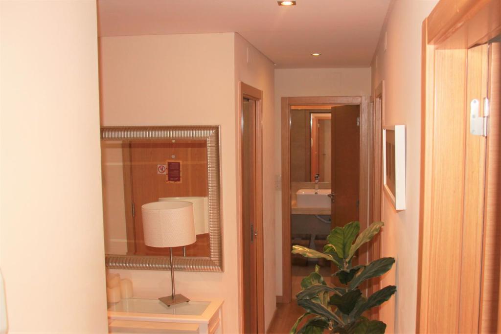 - un salon avec une lampe et un miroir dans l'établissement Apartamento Familiar em Zona Histórica de Lisboa, à Lisbonne