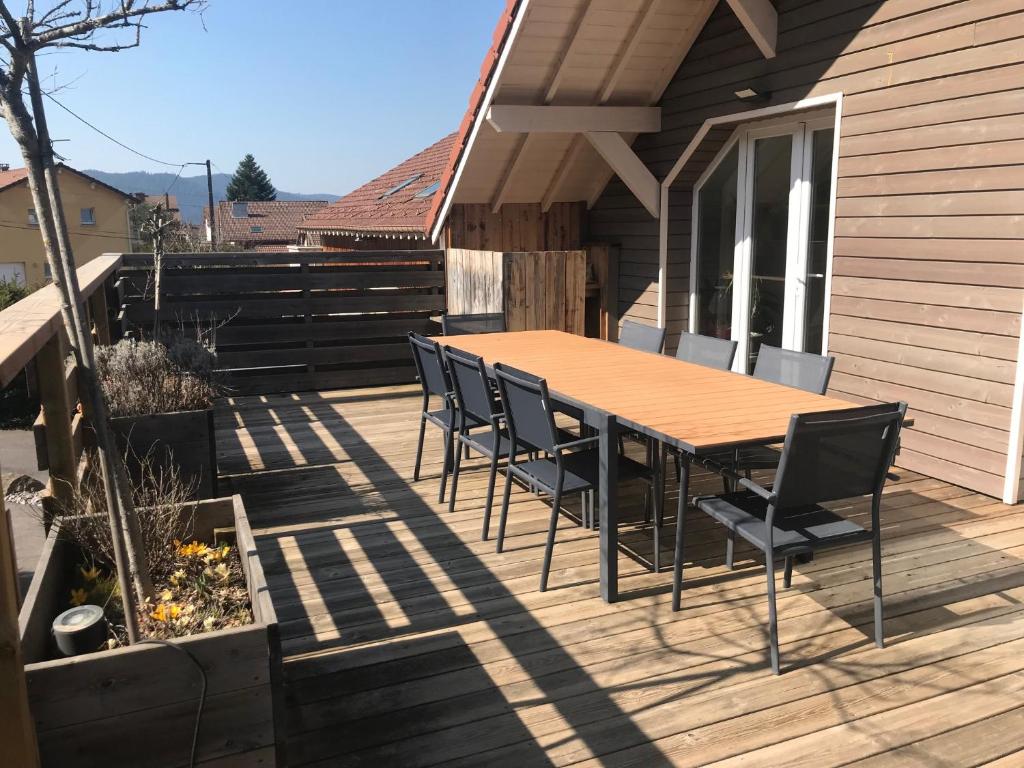 Balkon lub taras w obiekcie Le Grand Sapin. Maison au calme proche commerces