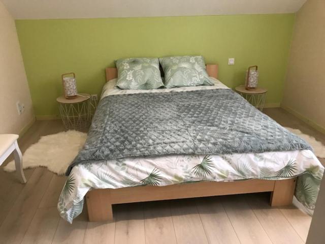 Łóżko lub łóżka w pokoju w obiekcie Le Grand Sapin. Maison au calme proche commerces