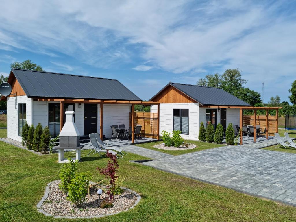 a house with a solarium and a patio at Kalimera in Kołczewo