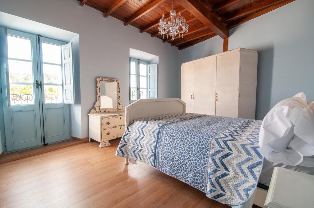 a bedroom with a bed and a mirror at Casa Amarilla Arribes 