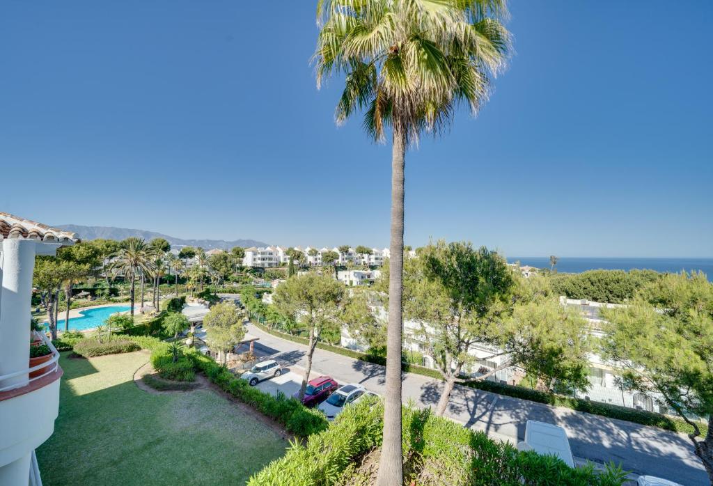 een luchtzicht op een resort met een palmboom bij Apartment in Miraflores in Mijas Costa