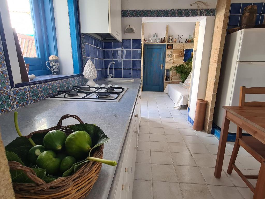 A kitchen or kitchenette at casa sul mare