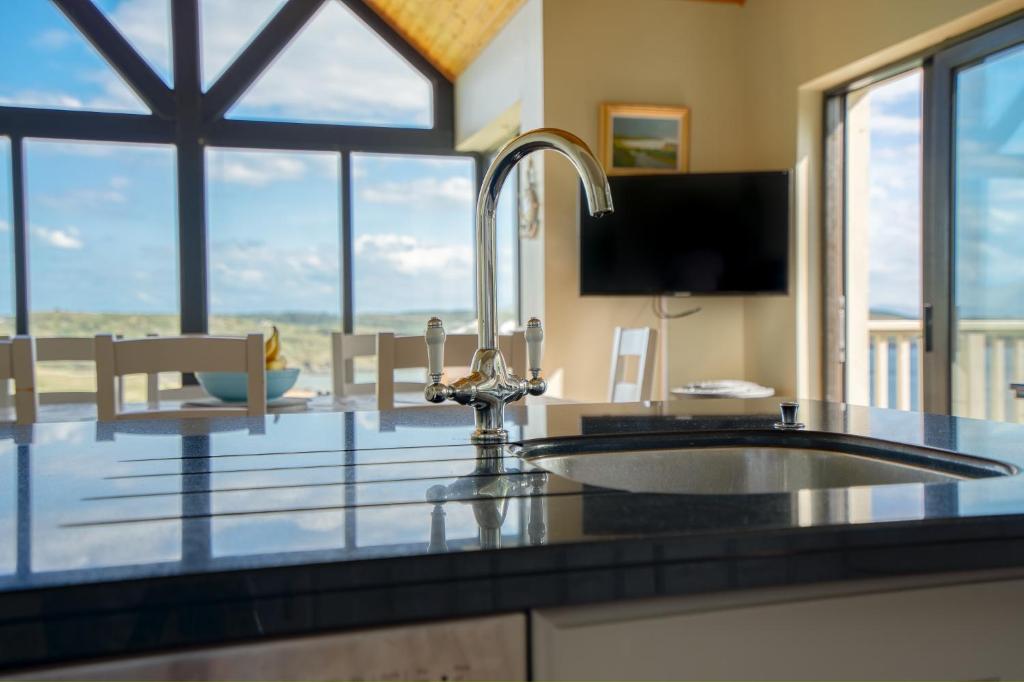 TV a/nebo společenská místnost v ubytování Fintra Beach B&B