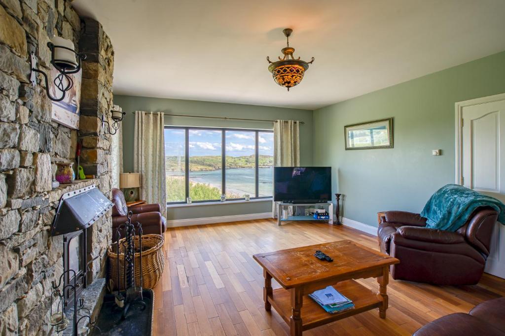 TV a/nebo společenská místnost v ubytování Fintra Beach B&B