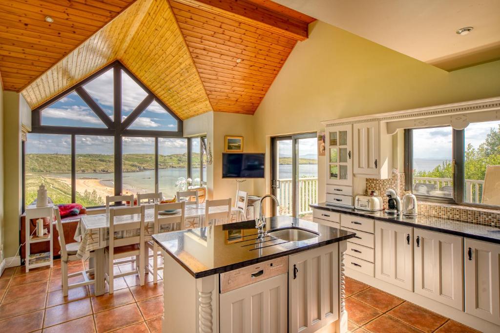 Kuchyň nebo kuchyňský kout v ubytování Fintra Beach B&B