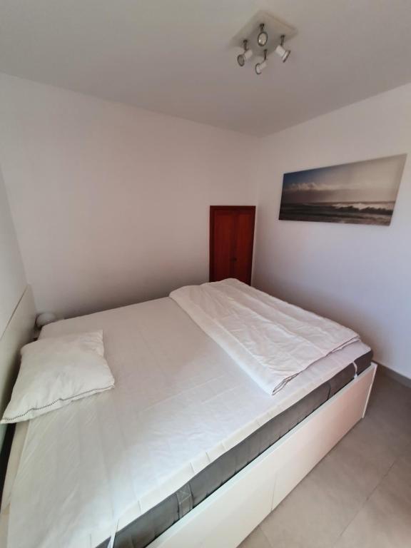 A bed or beds in a room at Casa Atlantico - nur einen Steinwurf vom Atlantik entfernt Ab Mai 2022 komplett neu renoviert