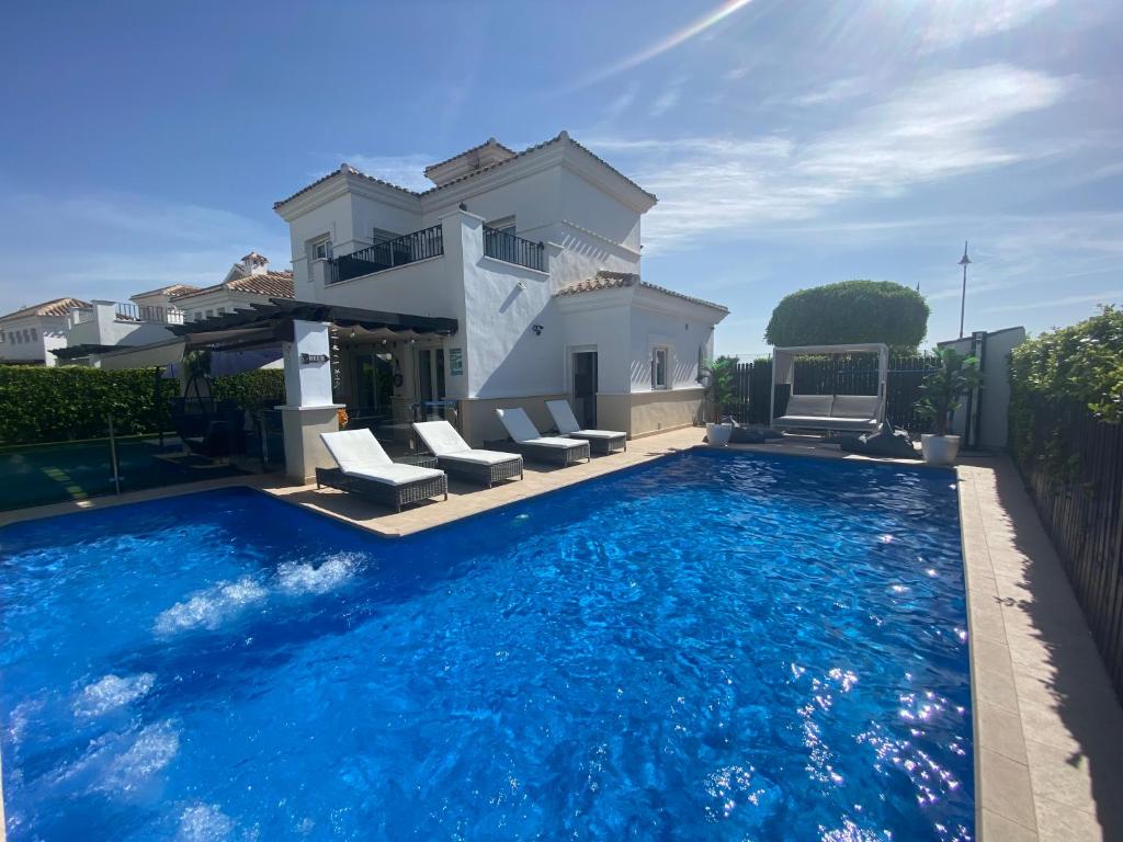 Villas Family friendly La Torre Golf Resort Villa with a private heated jacuzzi pool en Torre-Pacheco, Murcia