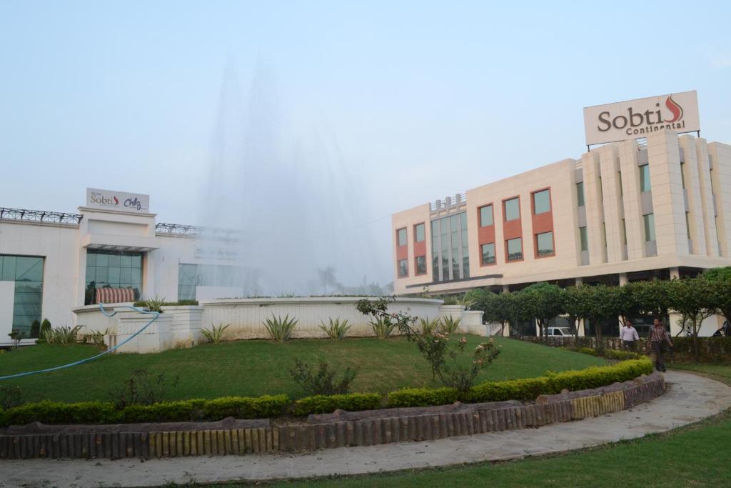 ein Gebäude mit einem Schild darauf in der Unterkunft Sobti Continental Bareilly in Bareilly