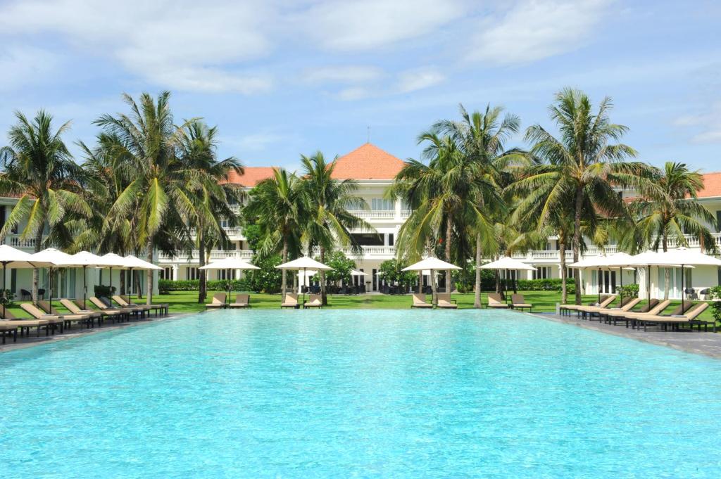 uitzicht op het zwembad van het resort bij Boutique Hoi An Resort in Hội An