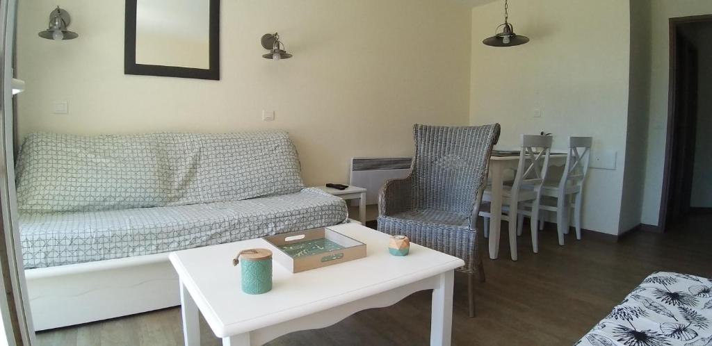 Część wypoczynkowa w obiekcie CAP COZ plage piscine et jardin