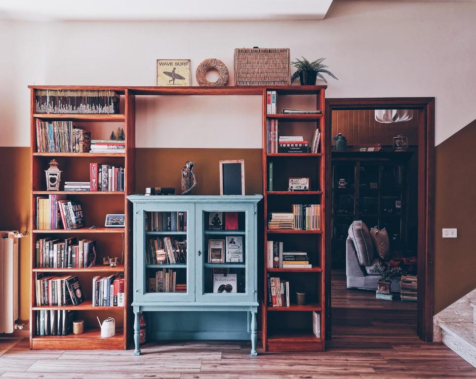 une chambre avec des étagères remplies de livres dans l'établissement B&B Esterofili, à Carmignano