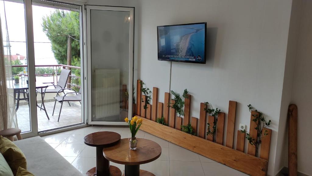 Televízia a/alebo spoločenská miestnosť v ubytovaní Evris House oasis