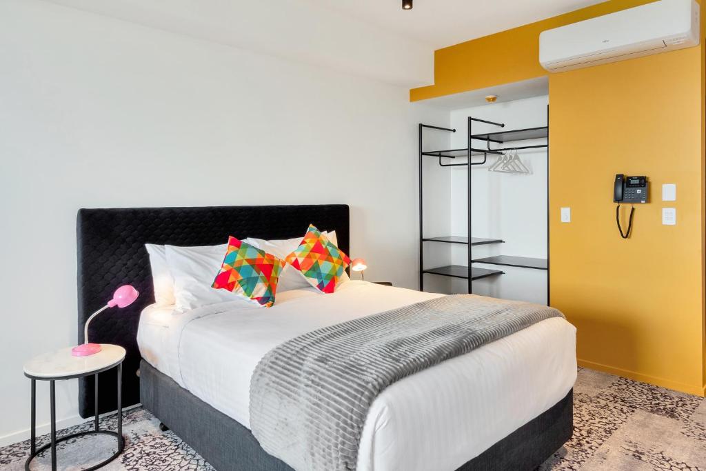 Roomie Apartment Hotel房間的床