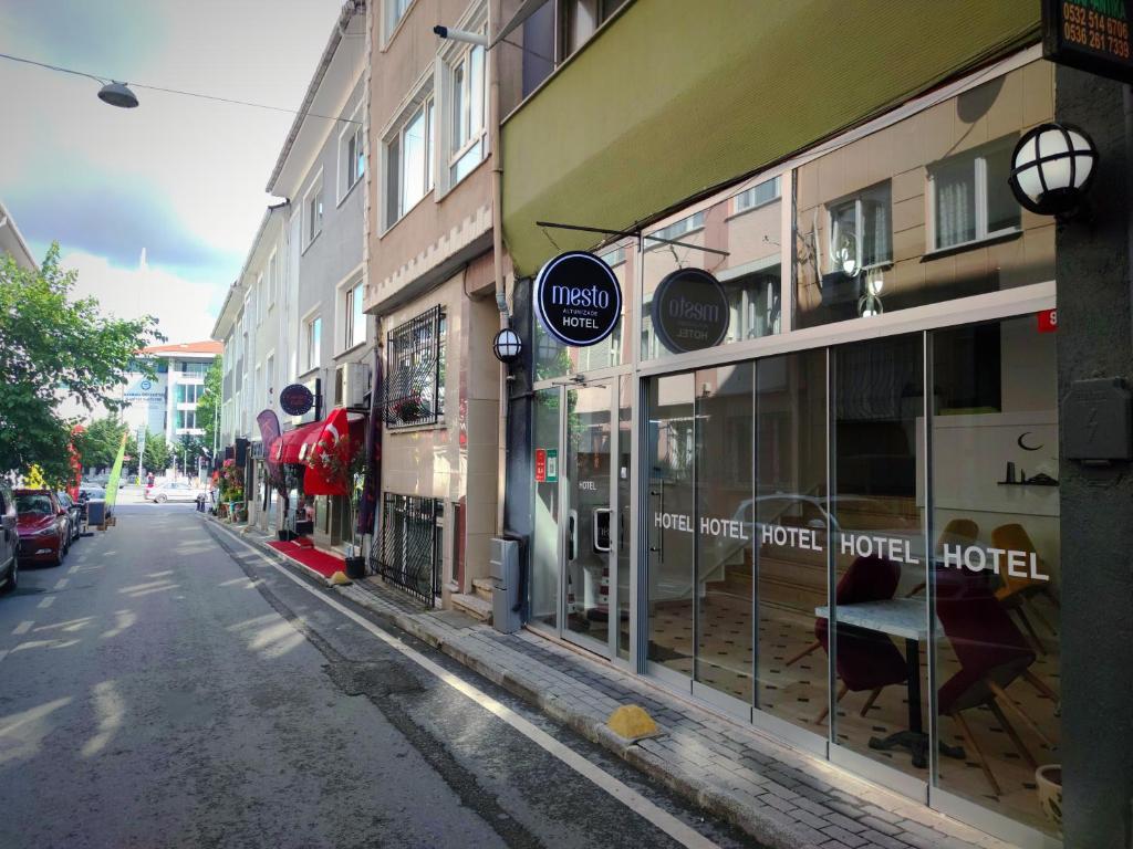 Olen Altunizade Hotel في إسطنبول: شارع فارغ فيه مجموعه من واجهات المحلات