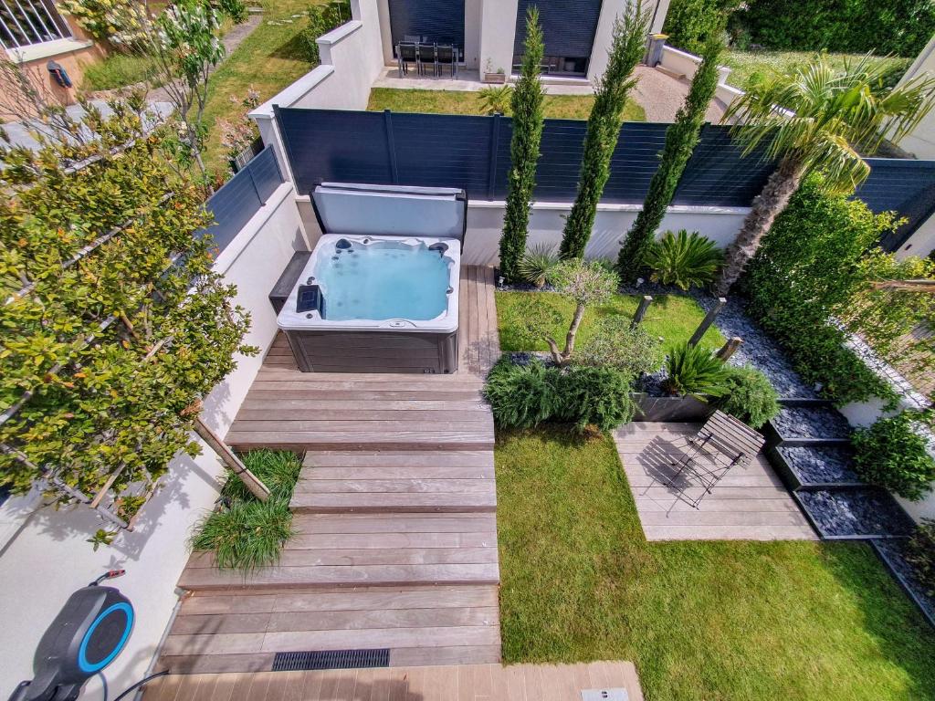 an overhead view of a backyard with a swimming pool and a garden at EXIGEHOME - Chambre d'hôte avec jacuzzi et jardin paysagé, partagé in Orgeval