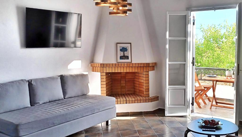 TV a/nebo společenská místnost v ubytování Sea Lilies Suites