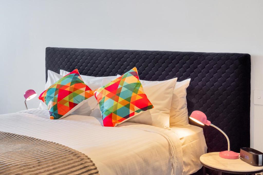 Roomie Apartment Hotel房間的床