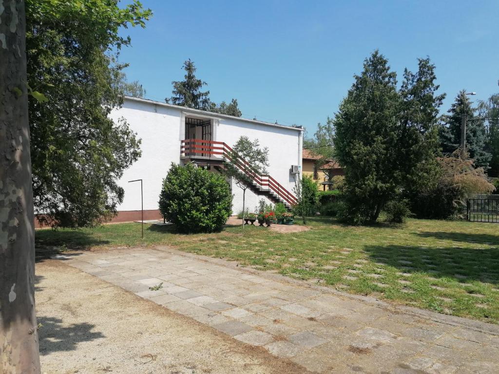 Vonkajšia záhrada v ubytovaní Rose Apartman