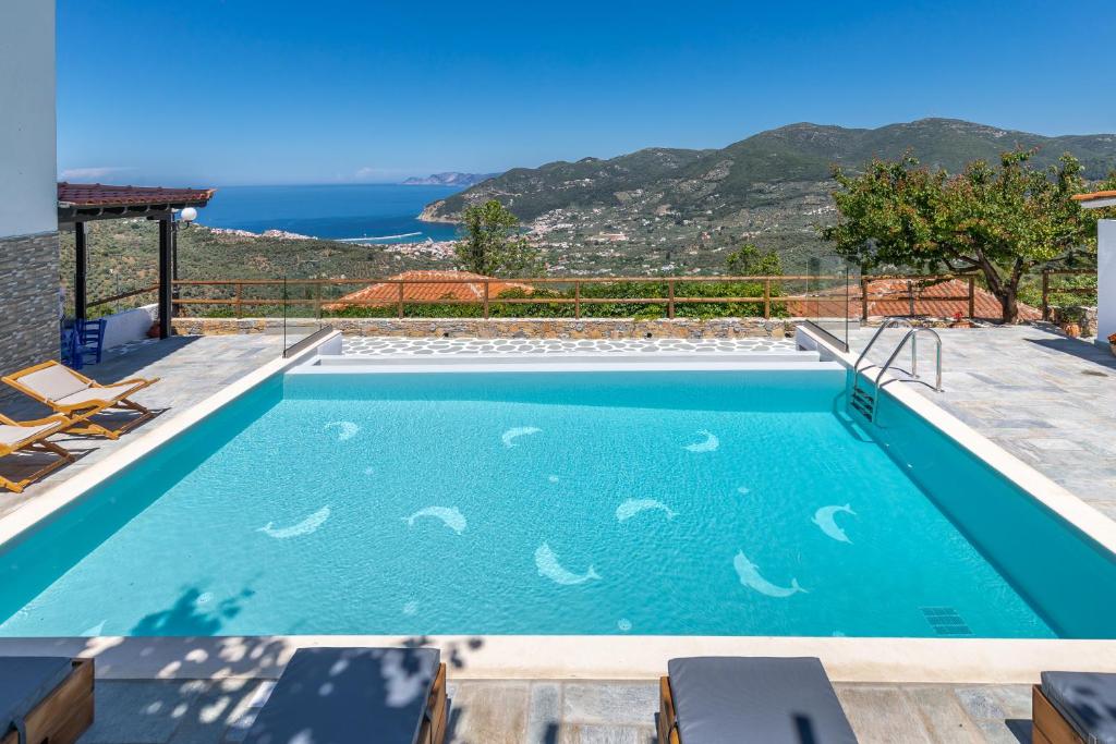 uma piscina numa villa com vista em Liagka Villa em Skopelos