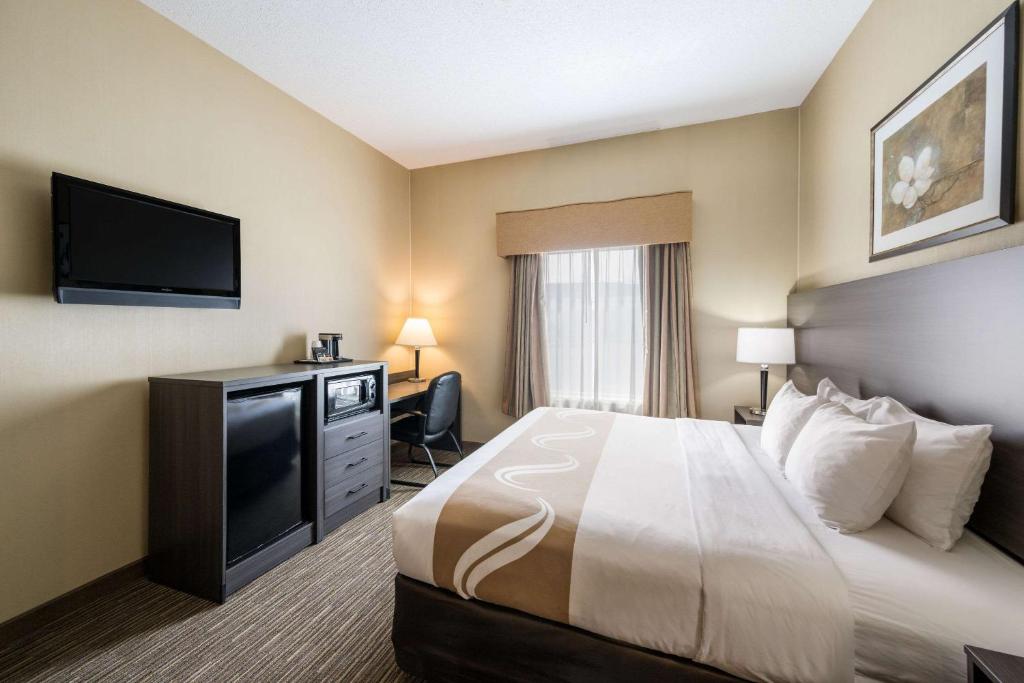 Postel nebo postele na pokoji v ubytování Quality Inn & Suites Fishkill South near I-84