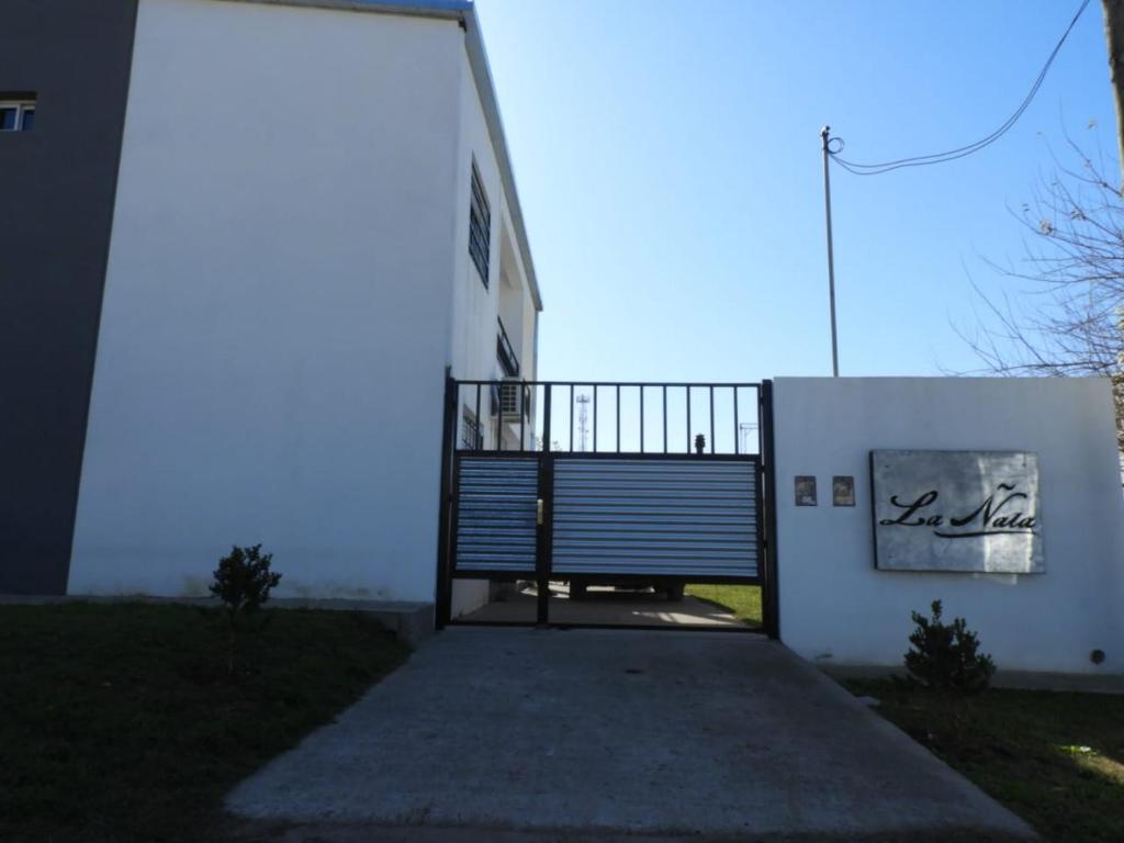 un bâtiment avec un portail sur son côté dans l'établissement LA ÑATA, à Concepción del Uruguay
