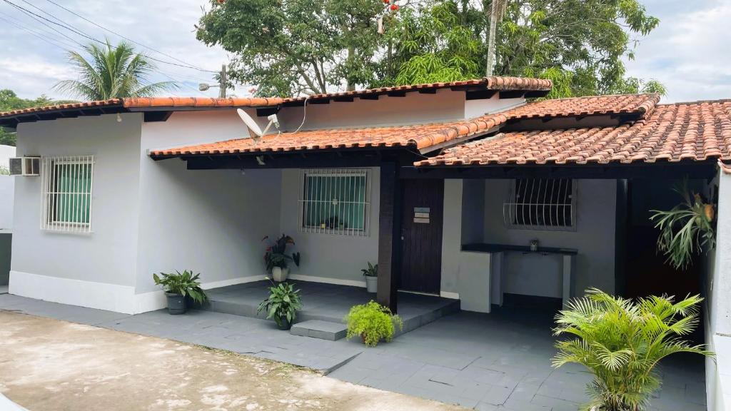 a white house with a red roof at Casa Verão de Itaúna in Saquarema