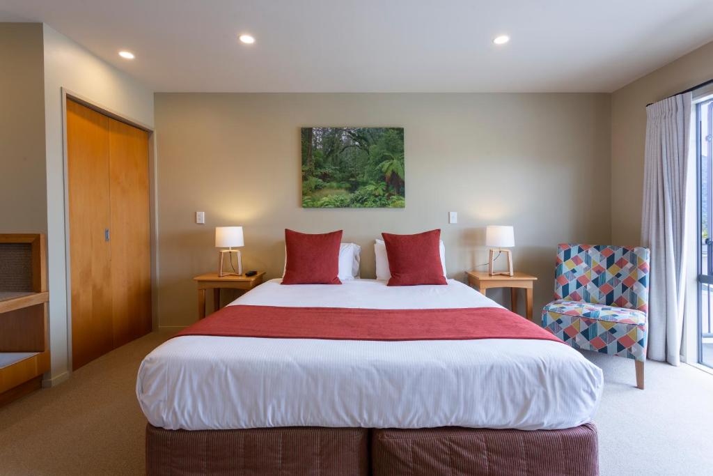 Postel nebo postele na pokoji v ubytování Te Weheka Boutique Hotel