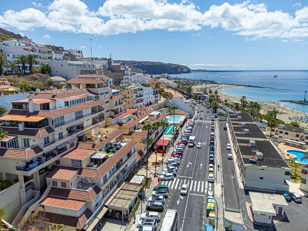 z góry widok na miasto z samochodami zaparkowanymi na ulicy w obiekcie Los cristianos - San Telmo piscina y vistas mar 2 w Aronie