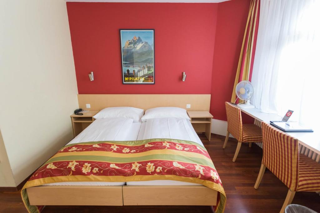 Postel nebo postele na pokoji v ubytování Hotel De la Paix
