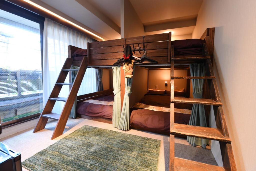 Łóżko piętrowe w pokoju z 2 łóżkami piętrowymi w obiekcie Hotel Tokyo Hub - Vacation STAY 27674v w Tokio