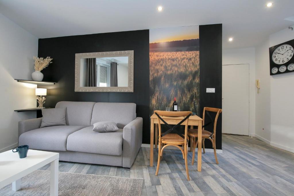 Posedenie v ubytovaní Les Champs, T2 hypercentre chic et cosy Wifi par SOVALFI