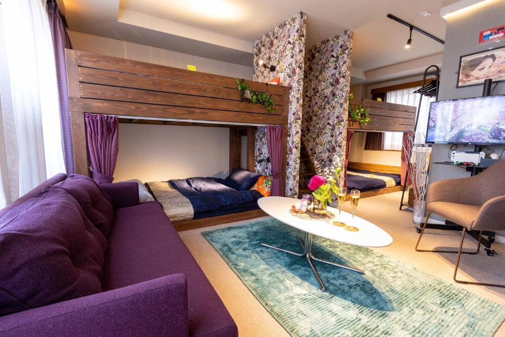 - un salon avec un canapé et des lits superposés dans l'établissement Hotel Tokyo Hub - Vacation STAY 27688v, à Tokyo