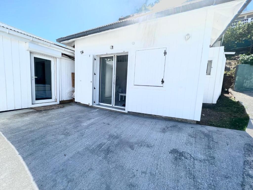 una casa bianca con un grande vialetto di Bungalow for 6 people maximum at Saint Barth a Gustavia