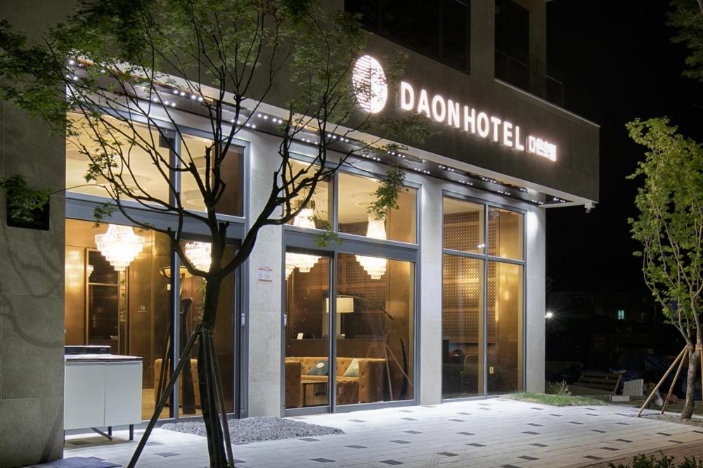 全州市にあるDaon Hotelの表札のある建物