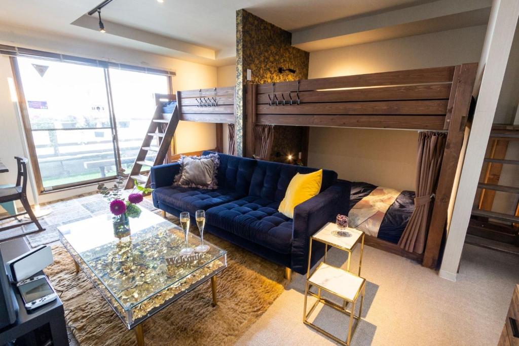 salon z kanapą i łóżkiem piętrowym w obiekcie Hotel Tokyo Hub - Vacation STAY 27694v w Tokio