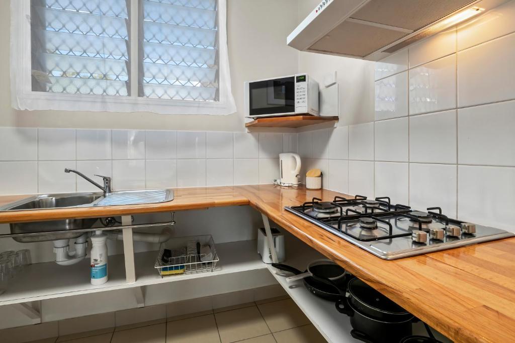Kuchyň nebo kuchyňský kout v ubytování Hotel Tropiq