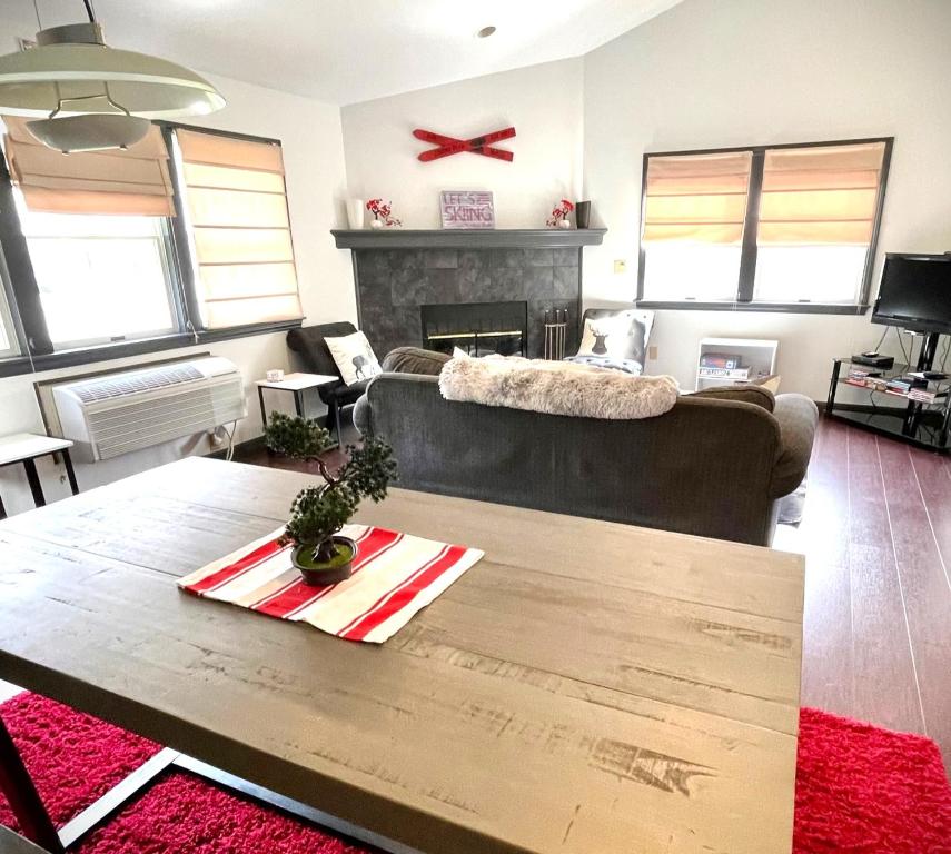 Posezení v ubytování Gorgeous Ski On/Off 2 BR Sleeps 8 Jiminy-Must See Luxury