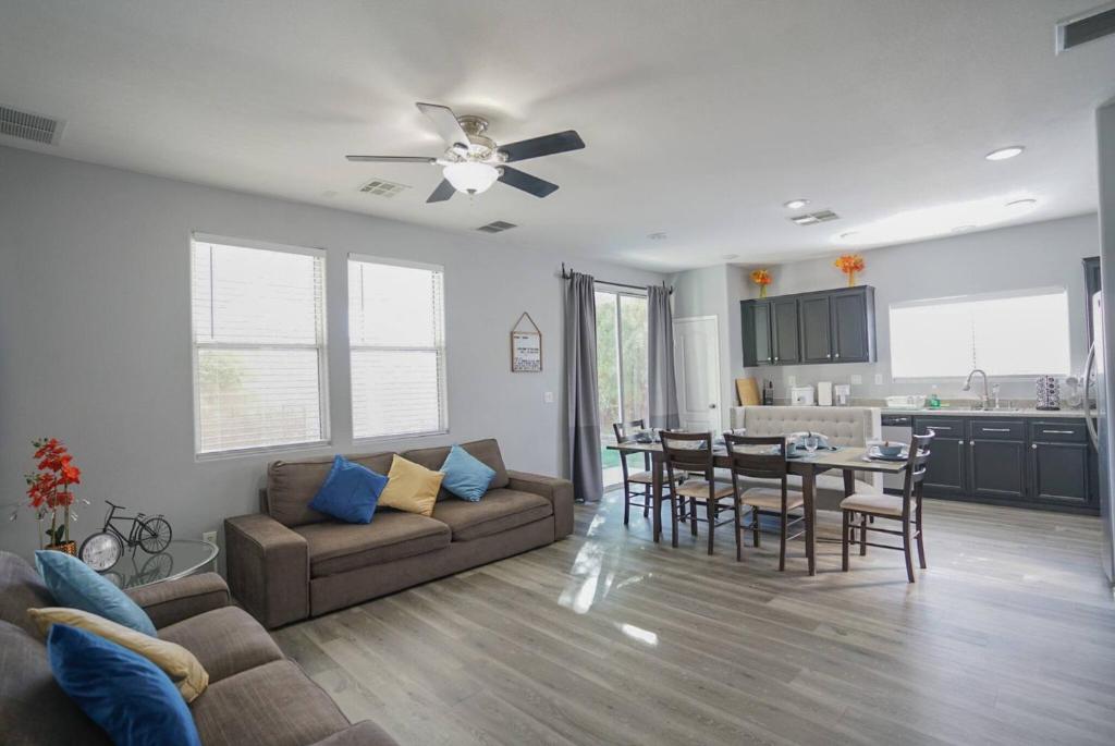 Private HouseBest RatesSleeps 12Parking15 min StripPets allowedBook Now - Housity