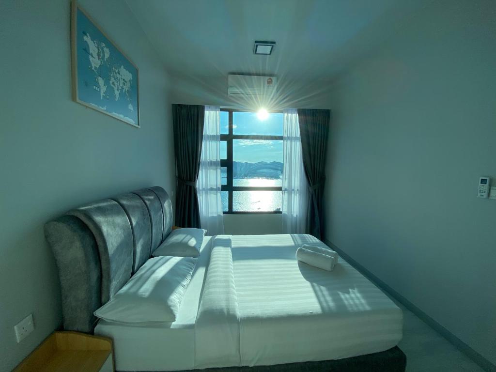Un dormitorio pequeño con una cama y una ventana. en Alawa @ Jesselton Quay Kota Kinabalu, en Kota Kinabalu